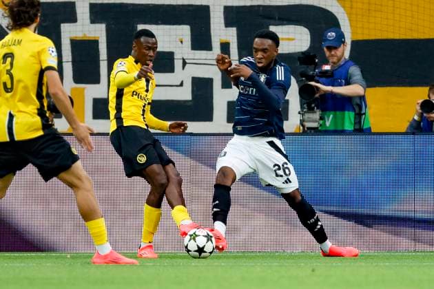 Cheikh Niasse (BSC Young Boys, 20) und Lamare Bogarde (Aston Villa, 26) im Zweikampf , Fussball, UEFA Champions League, 1. Spieltag, 2024 2025, Young Boys Bern vs. Aston Villa, 17.09.2024, Stadion Wankdorf, Bern, Schweiz Bern Stadion Wankdorf Bern Schweiz Copyright: xGrantxHubbsx