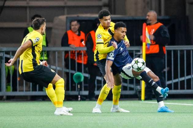 Zachary Athekame (BSC Young Boys, 24) und Ollie Watkins (Aston Villa, 11) im Zweikampf , Fussball, UEFA Champions League, 1. Spieltag, 2024 2025, Young Boys Bern vs. Aston Villa, 17.09.2024, Stadion Wankdorf, Bern, Schweiz Bern Stadion Wankdorf Bern Schweiz Copyright: xGrantxHubbsx