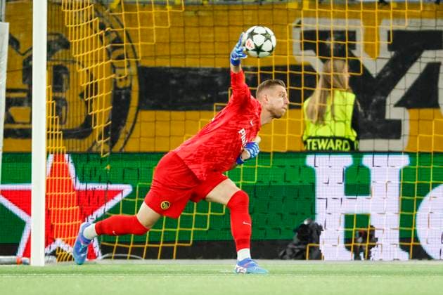 David von Ballmoos (BSC Young Boys, 26) beim Abwurf , Fussball, UEFA Champions League, 1. Spieltag, 2024 2025, Young Boys Bern vs. Aston Villa, 17.09.2024, Stadion Wankdorf, Bern, Schweiz Bern Stadion Wankdorf Bern Schweiz Copyright: xGrantxHubbsx