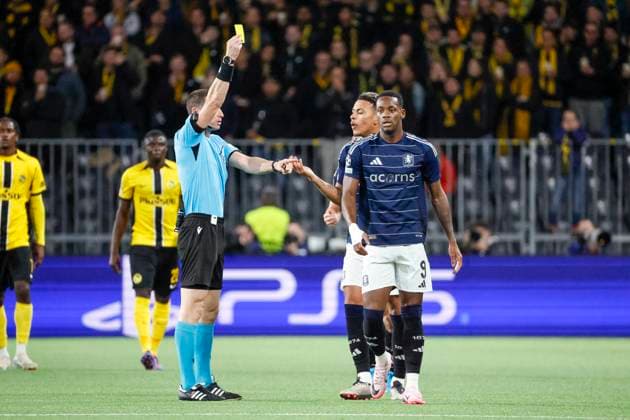 Jhon Duran (Aston Villa, 09) bekommt die gelbe Karte von Schiedsrichter Georgi Kabakov (BUL) , Fussball, UEFA Champions League, 1. Spieltag, 2024 2025, Young Boys Bern vs. Aston Villa, 17.09.2024, Stadion Wankdorf, Bern, Schweiz Bern Stadion Wankdorf Bern Schweiz Copyright: xGrantxHubbsx
