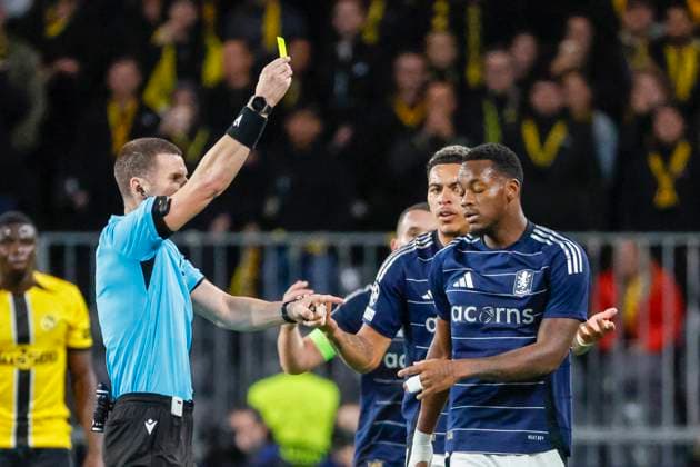 Jhon Duran (Aston Villa, 09) bekommt die gelbe Karte von Schiedsrichter Georgi Kabakov (BUL) , Fussball, UEFA Champions League, 1. Spieltag, 2024 2025, Young Boys Bern vs. Aston Villa, 17.09.2024, Stadion Wankdorf, Bern, Schweiz Bern Stadion Wankdorf Bern Schweiz Copyright: xGrantxHubbsx