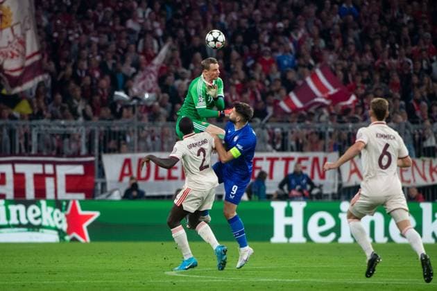 Manuel Neuer (FC Bayern Muenchen, 01) im Zweikampf mit Bruno Petkovic (GNK Dinamo, 09), davor Dayot Upamecano (FC Bayern Muenchen, 02), GER, FC Bayern Muenchen vs. GNK Dinamo Zagreb, Fussball, Champions League, 1. Spieltag, Spielzeit 2024 2025, 17.09.2024 GER, FC Bayern Muenchen vs. GNK Dinamo Zagreb, Fussball, Champions League, 1. Spieltag, Spielzeit 2024 2025, 17.09.2024 Muenchen Copyright: xEibner-Pressefoto Memmlerx EP_MMR