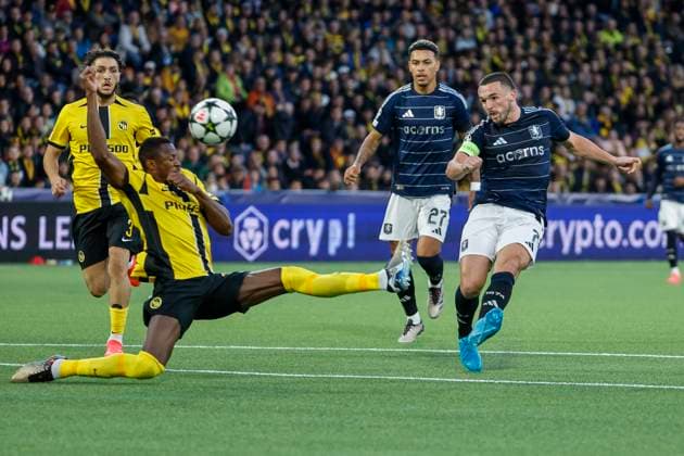 Mohamed Ali Camara (BSC Young Boys, 13) und John McGinn (Aston Villa, 07) im Zweikampf , Fussball, UEFA Champions League, 1. Spieltag, 2024 2025, Young Boys Bern vs. Aston Villa, 17.09.2024, Stadion Wankdorf, Bern, Schweiz Bern Stadion Wankdorf Bern Schweiz Copyright: xGrantxHubbsx