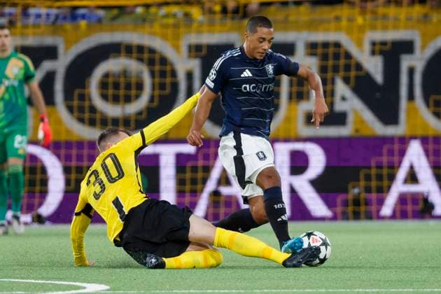 Sandro Lauper (BSC Young Boys, 30) und Youri Tielemans (Aston Villa, 08) im Zweikampf , Fussball, UEFA Champions League, 1. Spieltag, 2024 2025, Young Boys Bern vs. Aston Villa, 17.09.2024, Stadion Wankdorf, Bern, Schweiz Bern Stadion Wankdorf Bern Schweiz Copyright: xGrantxHubbsx
