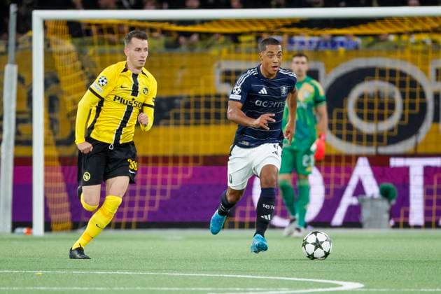 Sandro Lauper (BSC Young Boys, 30) und Youri Tielemans (Aston Villa, 08) im Laufduell , Fussball, UEFA Champions League, 1. Spieltag, 2024 2025, Young Boys Bern vs. Aston Villa, 17.09.2024, Stadion Wankdorf, Bern, Schweiz Bern Stadion Wankdorf Bern Schweiz Copyright: xGrantxHubbsx