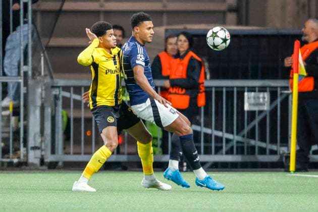 Zachary Athekame (BSC Young Boys, 24) und Ollie Watkins (Aston Villa, 11) im Zweikampf , Fussball, UEFA Champions League, 1. Spieltag, 2024 2025, Young Boys Bern vs. Aston Villa, 17.09.2024, Stadion Wankdorf, Bern, Schweiz Bern Stadion Wankdorf Bern Schweiz Copyright: xGrantxHubbsx