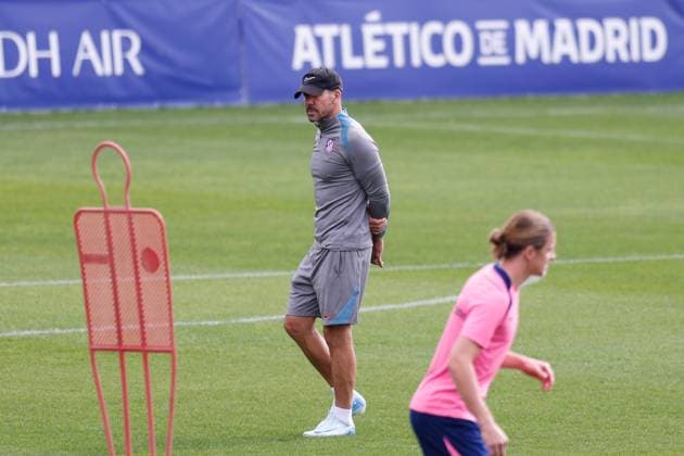 September 18, 2024, Majadahonda, Madrid, SPAIN: Diego Pablo Simeone, head coach of Atletico de Madrid, during the training day of Atletico de Madrid ahead of the UEFA Champions League, football match against RB Leipzig, at Ciudad Deportiva Wanda Atletico de Madrid on September 18, 2024, in Majadahonda, Madrid, Spain. Majadahonda SPAIN - ZUMAa181 20240918_zaa_a181_031 Copyright: xDennisxAgyemanx