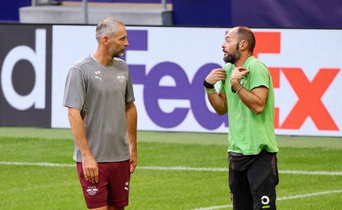 Atletico Madrid - RB Leipzig CL MD-1 Madrid, 18.09.2024, Estadio Wanda Metropolitano, Fussball , UEFA Champions League, 1. Spieltag, Atletico Madrid vs. RB Leipzig , Matchday-1, Abschlusstraining RB Leipzig , Im Bild v.l.: Trainer Marco Rose, RB Leipzig im Gespräch mit dem Atletico Greenkeeper , Only editorial use! , UEFA regulations prohibit any use of photographs as image sequences and or quasi-video ,