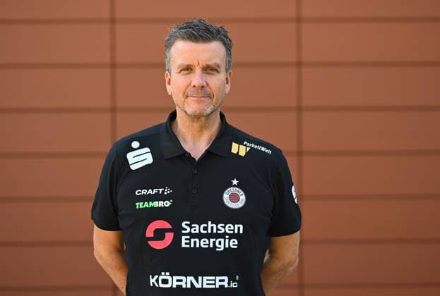 Trainer Alexander Waibl, Kopf, Kopffoto, Porträt, Portrait, Porträtfoto, Media-Day in der Handwerkskammer Dresden, Media Day, Fototermin, Fotoshooting, Dresdner SC, Volleyball, 1. Bundesliga Frauen, 1. Liga, DSC, Saison 2024 2025, 18.09.2024,