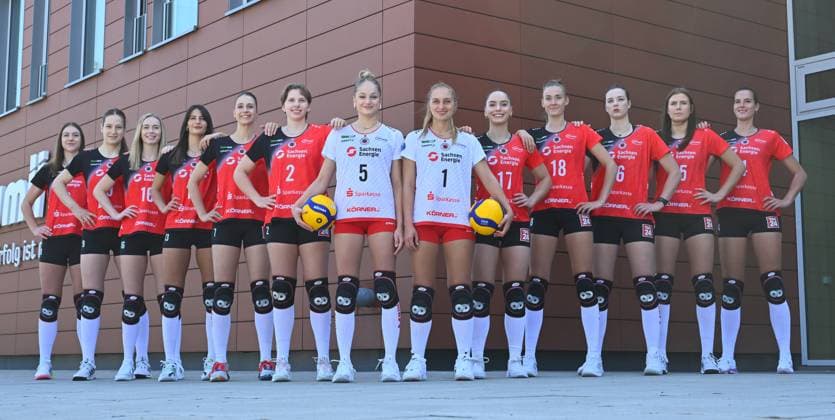 v.l.: Eva Zatkovic, Lena Linke, Emma Scarlett Clothier, Stamatia Kyparissi, Julie Lengweiler, Larissa Winter, Lotte Goertz, Patricia Nestler, Lorena Lorber Fijok, Sarah Straube, Victoria Demidova, Marta Kamelija Levinska, Nathalie Lemmens, Teamfoto, Mannschaftsfoto, Media-Day in der Handwerkskammer Dresden, Media Day, Fototermin, Fotoshooting, Dresdner SC, Volleyball, 1. Bundesliga Frauen, 1. Liga, DSC, Saison 2024 2025, 18.09.2024,
