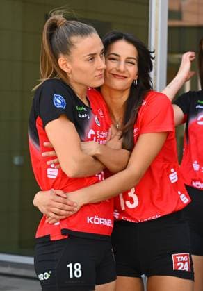 v.l.: Patricia Nestler und Stamatia Kyparissi, Media-Day in der Handwerkskammer Dresden, Media Day, Fototermin, Fotoshooting, Dresdner SC, Volleyball, 1. Bundesliga Frauen, 1. Liga, DSC, Saison 2024 2025, 18.09.2024,