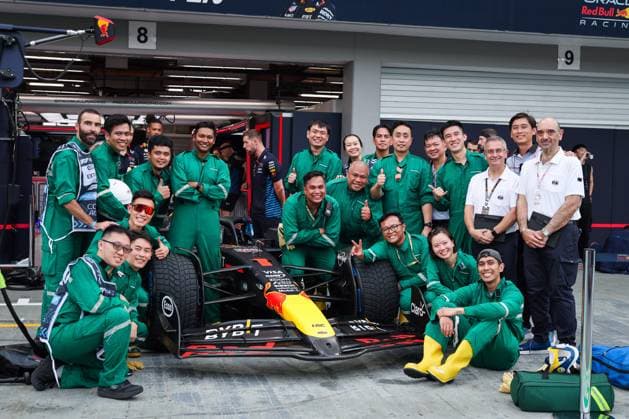 FIA Extrication exercise at Red Bull Racing RB20, marshall, commissaire de piste, marshal, marshalls, marshals during the Formula 1 Singapore Grand Prix 2024, 18th round of the 2024 Formula One World Championship, WM, Weltmeisterschaft from September 20 to 22, 2024 on the Marina Bay Circuit, in Singapore, Singapore - F1 - SINGAPORE GRAND PRIX 2024 DPPI Panoramic 240919_R18_SINGAPORE_DP_AV3_5433