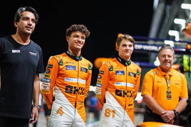 NORRIS Lando (gbr), McLaren F1 Team MCL38, PIASTRI Oscar (aus), McLaren F1 Team MCL38, BROWN Zak (usa), CEO of of McLaren Racing, portrait during the Formula 1 Singapore Grand Prix 2024, 18th round of the 2024 Formula One World Championship, WM, Weltmeisterschaft from September 20 to 22, 2024 on the Marina Bay Circuit, in Singapore, Singapore - F1 - SINGAPORE GRAND PRIX 2024 DPPI Panoramic 240919_R18_SINGAPORE_DP_AV3_6792