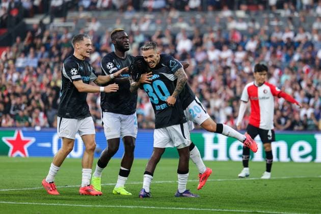 19.09.2024, Fussball, Saison 2024 2025, UEFA Champions League, 1. Spieltag, Feyenoord Rotterdam - Bayer 04 Leverkusen, v. l. Florian Wirtz (Bayer 04 Leverkusen), Victor Boniface (Bayer 04 Leverkusen), Jeremie Frimpong (Bayer 04 Leverkusen), Alejandro Grimaldo (Bayer 04 Leverkusen) bejubeln das Tor zum 0:2, Rotterdam De Kuip Stadion Feijenoord Niederlande xRHR-FOTO DEx Copyright: DennisxEwert RHR-FOTOx RHR-FOTO DE