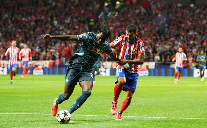 Atletico Madrid - RB Leipzig Champions League Madrid, 19.09.2024, Estadio Wanda Metropolitano, Fussball, UEFA Champions League, 1. Spieltag , Atletico Madrid vs. RB Leipzig , Im Bild von links: Castello Lukeba (23, RB Leipzig) und Angel Correa ( 10, Atletico) , Only editorial use! Foto nur zur redaktionellen Nutzung bestimmt! , UEFA regulations prohibit any use of photographs as image sequences and or quasi-video ,