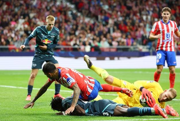 Sport Bilder des Tages Madrid, 19.09.2024, Estadio Wanda Metropolitano, Fussball, UEFA Champions League, 1. Spieltag , Atletico Madrid vs. RB Leipzig , Im Bild: Kollision zwischen Angel Correa ( 10, oben, Atletico), Castello Lukeba (23, RB Leipzig) und Torwart Peter Gulacsi (1, RB Leipzig) , Only editorial use! Foto nur zur redaktionellen Nutzung bestimmt! , UEFA regulations prohibit any use of photographs as image sequences and or quasi-video ,