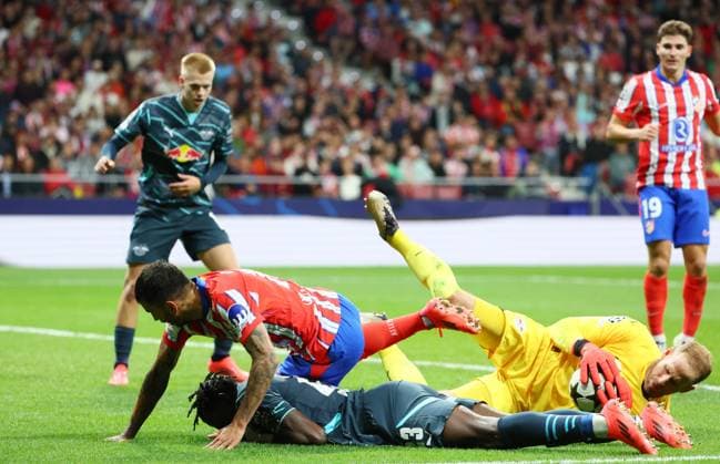 Madrid, 19.09.2024, Estadio Wanda Metropolitano, Fussball, UEFA Champions League, 1. Spieltag , Atletico Madrid vs. RB Leipzig , Im Bild: Kollision zwischen Angel Correa ( 10, oben, Atletico), Castello Lukeba (23, RB Leipzig) und Torwart Peter Gulacsi (1, RB Leipzig) , Only editorial use! Foto nur zur redaktionellen Nutzung bestimmt! , UEFA regulations prohibit any use of photographs as image sequences and or quasi-video ,