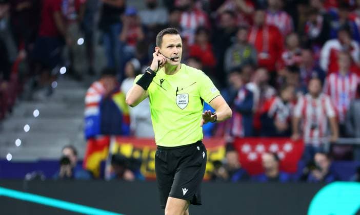 Madrid, 19.09.2024, Estadio Wanda Metropolitano, Fussball, UEFA Champions League, 1. Spieltag , Atletico Madrid vs. RB Leipzig , Im Bild: Schiedsrichter Ivan Kruzliak (SVK) , Only editorial use! Foto nur zur redaktionellen Nutzung bestimmt! , UEFA regulations prohibit any use of photographs as image sequences and or quasi-video ,