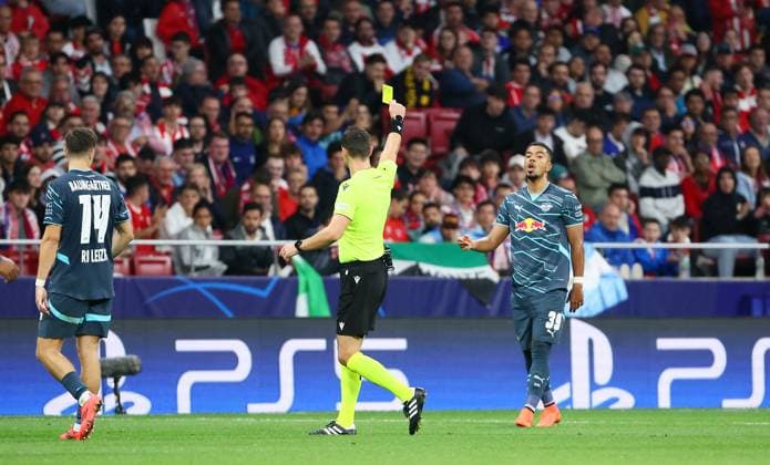 Madrid, 19.09.2024, Estadio Wanda Metropolitano, Fussball, UEFA Champions League, 1. Spieltag , Atletico Madrid vs. RB Leipzig , Verwarnung gelbe Karte für Benjamin Henrichs (39, RB Leipzig). Im Bild von links: Christoph Baumgartner (14, RB Leipzig), Schiedsrichter Ivan Kruzliak (SVK) und Benjamin Henrichs (39, RB Leipzig) , Only editorial use! Foto nur zur redaktionellen Nutzung bestimmt! , UEFA regulations prohibit any use of photographs as image sequences and or quasi-video ,