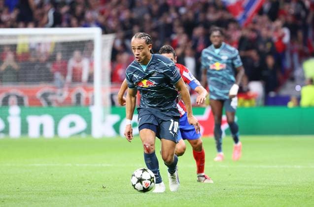 Madrid, 19.09.2024, Estadio Wanda Metropolitano, Fussball, UEFA Champions League, 1. Spieltag , Atletico Madrid vs. RB Leipzig , Im Bild von links: Xavi Simons (10, RB Leipzig) vor KokeÊ( 6, Atletico) , Only editorial use! Foto nur zur redaktionellen Nutzung bestimmt! , UEFA regulations prohibit any use of photographs as image sequences and or quasi-video ,