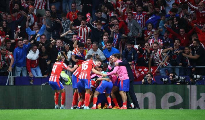 Madrid, 19.09.2024, Estadio Wanda Metropolitano, Fussball, UEFA Champions League, 1. Spieltag , Atletico Madrid vs. RB Leipzig , Tor für Madrid zum 2:1. Im Bild: Jubeltraube um Torschütze Jose Maria Gimenez ( 2, Atletico) , Only editorial use! Foto nur zur redaktionellen Nutzung bestimmt! , UEFA regulations prohibit any use of photographs as image sequences and or quasi-video ,