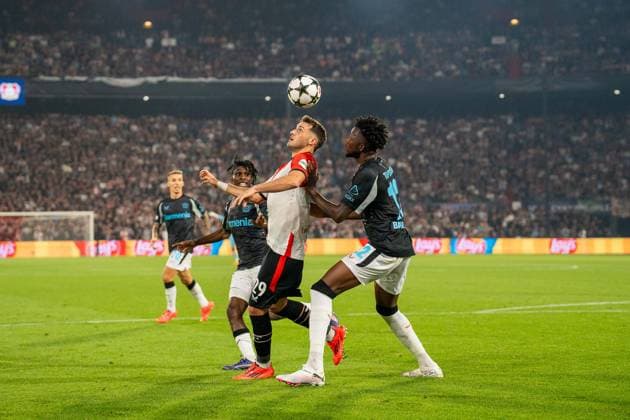 Santiago Gimenez (Feyenoord Rotterdam, 29) und Edmond Tapsoba (Bayer Leverkusen, 12) im Duell Feyenoord Rotterdam vs. Bayer Leverkusen, Fussball, Champions League, 1. Spieltag, Saison 2024 2025, 19.09.2024 Feyenoord Rotterdam vs. Bayer Leverkusen, Fussball, Champions League, 1. Spieltag, Saison 2024 2025, 19.09.2024 Rotterdam Copyright: xEibner-Pressefoto JustinxDerondex EP_JDU