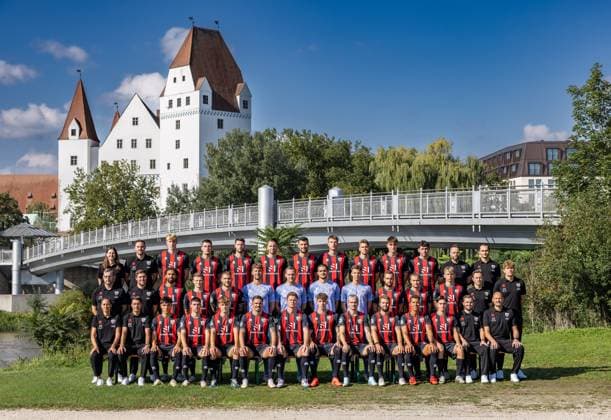 3. Liga; FC Ingolstadt 04, Mannschaftsfoto, Shooting, Neues Schloss, Donau. Oben v. Links: Lisa Deutschmann, Teamkoordinator Marcel Posselt (FCI), Luca Lechner (FCI) Mladen Cvjetinovic (19, FCI) Ryan Malone (16, FCI) Max Besuschkow (17, FCI) Lukas Fröde (34, FCI) Benjamin Kanuric (8, FCI) Simon Lorenz (32, FCI) Elias Decker (FCI) Ognjen Drakulic (30, FCI) Thomas Reinl (FCI) Tobias Attmannspacher (FCI) Mitte von links: Zeugwart Michael Klattenbach (FCI) Julian Kolbeck Leon Guwara (6, FCI) Moritz Seiffert (23, FCI) Sebastian Grönning (11, FCI) Torwart Maurice Dehler (46, FCI) Torwart Marius Funk (1, FCI) Torwart Simon Simoni (41, FCI) Torwart David Klein (FCI) David Kopacz (29, FCI) Mattis Hoppe (2, FCI) Max Plath (14 FCI) Athletik-Trainer Luca Schuster (FCI) Christian Life (FCI) Unten von links: Cheftrainerin Sabrina Wittmann (FCI) Co-Trainer Ilia Gurev (FCI) Deniz Zeitler (38, FCI) Felix Keidel (43, FCI) Niclas Dühring (18, FCI) Pascal Testroet (37, FCI) Sebastian Grönning (11, FCI) Tim Heike (9, FCI) Dennis Borkowski (7, FCI) Yannick Deichmann (20, FCI) Marcel Costly (22, FCI) Emre Gül (FCI) Co-Trainer Fabian Reichler (FCI) Torwart-Trainer Robert Wulnikowski (FCI) 3. Liga; FC Ingolstadt 04, Mannschaftsfoto, Shooting, Neues Schloss, Donau