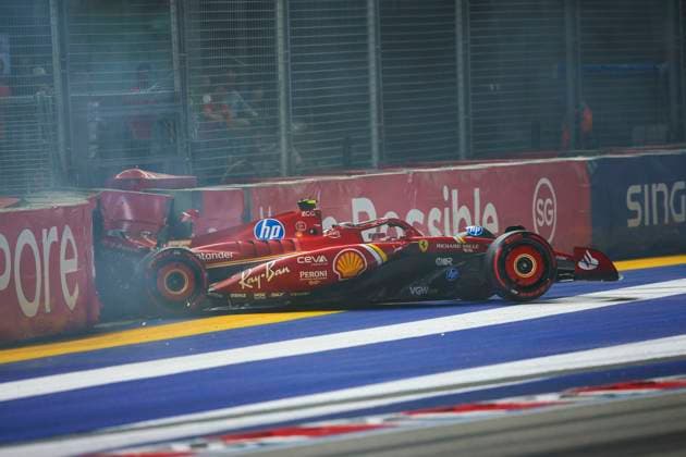 55 SAINZ Carlos (spa), Scuderia Ferrari SF-24, action, crash, accident, during the Formula 1 Singapore Grand Prix 2024, 18th round of the 2024 Formula One World Championship, WM, Weltmeisterschaft from September 20 to 22, 2024 on the Marina Bay Circuit, in Singapore, Singapore - F1 - SINGAPORE GRAND PRIX 2024 DPPI Panoramic 240921_R18_SINGAPORE_DP_XB3_1009