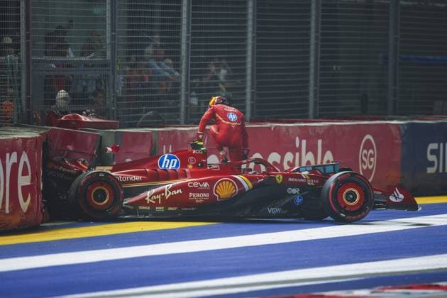 55 SAINZ Carlos (spa), Scuderia Ferrari SF-24, action, crash, accident, during the Formula 1 Singapore Grand Prix 2024, 18th round of the 2024 Formula One World Championship, WM, Weltmeisterschaft from September 20 to 22, 2024 on the Marina Bay Circuit, in Singapore, Singapore - F1 - SINGAPORE GRAND PRIX 2024 DPPI Panoramic 240921_R18_SINGAPORE_DP_XB3_1020