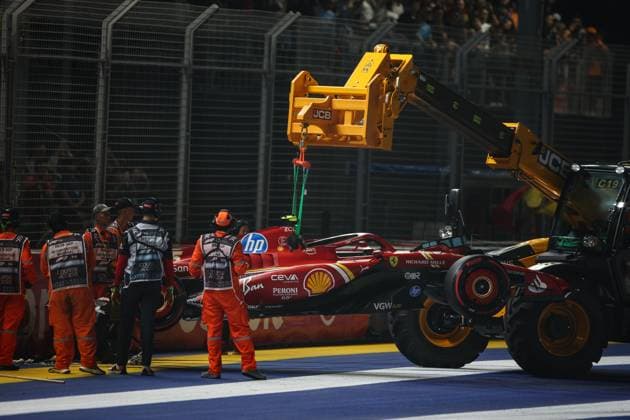 55 SAINZ Carlos (spa), Scuderia Ferrari SF-24, crash, accident, marshall, commissaire de piste, marshal, marshalls, marshals during the Formula 1 Singapore Grand Prix 2024, 18th round of the 2024 Formula One World Championship, WM, Weltmeisterschaft from September 20 to 22, 2024 on the Marina Bay Circuit, in Singapore, Singapore - F1 - SINGAPORE GRAND PRIX 2024 DPPI Panoramic 240921_R18_SINGAPORE_DP_XB3_1101