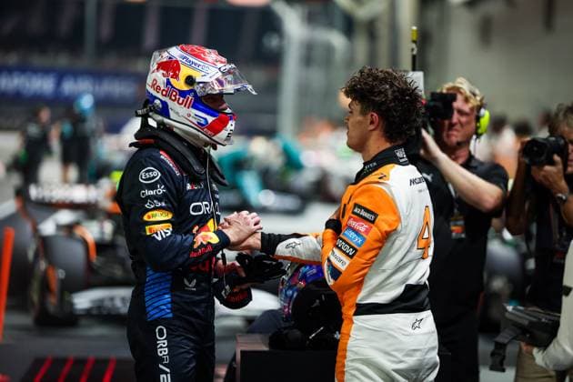 VERSTAPPEN Max (ned), Red Bull Racing RB20, NORRIS Lando (gbr), McLaren F1 Team MCL38, portrait during the Formula 1 Singapore Grand Prix 2024, 18th round of the 2024 Formula One World Championship, WM, Weltmeisterschaft from September 20 to 22, 2024 on the Marina Bay Circuit, in Singapore, Singapore - F1 - SINGAPORE GRAND PRIX 2024 DPPI Panoramic 240921_R18_SINGAPORE_DP_FGDN8774