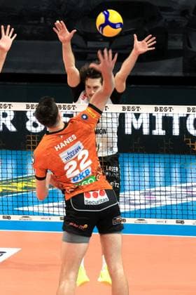 DEU, DVV, 1.VBL, BR Volleys vs. Helios Grizzlys Giesen, 21.09.2024, Max-Schmeling-Halle, Berlin, DEU, DVV, 1.VBL, BR Volleys vs. Helios Grizzlys Giesen, im Bild Jake Hanes (BR Volleys 22), Ethan Champlin (Giesen 20) Foto: Juergen Engler nordphoto GmbH