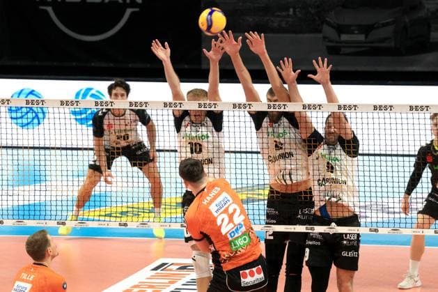 DEU, DVV, 1.VBL, BR Volleys vs. Helios Grizzlys Giesen, 21.09.2024, Max-Schmeling-Halle, Berlin, DEU, DVV, 1.VBL, BR Volleys vs. Helios Grizzlys Giesen, im Bild Jake Hanes (BR Volleys 22), Jan Roeling (Giesen 10), Jakob Guenthoer (Giesen 12), Jori Mantha (Giesen 3) Foto: Juergen Engler nordphoto GmbH