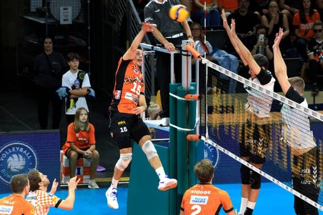 DEU, DVV, 1.VBL, BR Volleys vs. Helios Grizzlys Giesen, 21.09.2024, Max-Schmeling-Halle, Berlin, DEU, DVV, 1.VBL, BR Volleys vs. Helios Grizzlys Giesen, im Bild Moritz Reichert (BR Volleys 15), Niklas Breilin (Giesen 8), Jakob Guenthoer (Giesen 12) Foto: Juergen Engler nordphoto GmbH
