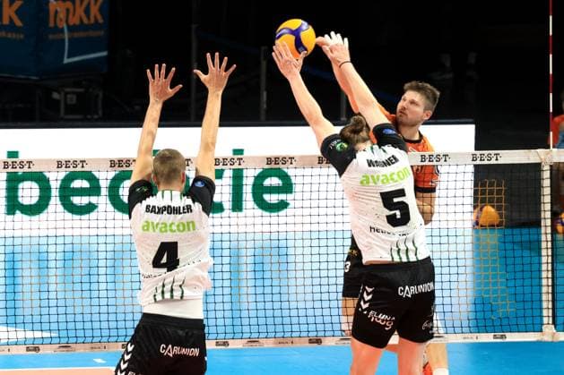 DEU, DVV, 1.VBL, BR Volleys vs. Helios Grizzlys Giesen, 21.09.2024, Max-Schmeling-Halle, Berlin, DEU, DVV, 1.VBL, BR Volleys vs. Helios Grizzlys Giesen, im Bild Ruben Schott (BR Volleys 13), Hauke Wagner (Giesen 5), Noah Baxpoehler (Giesen 4) Foto: Juergen Engler nordphoto GmbH