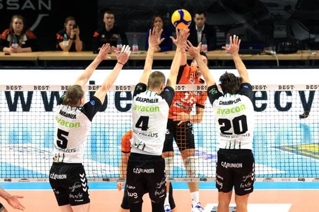 DEU, DVV, 1.VBL, BR Volleys vs. Helios Grizzlys Giesen, 21.09.2024, Max-Schmeling-Halle, Berlin, DEU, DVV, 1.VBL, BR Volleys vs. Helios Grizzlys Giesen, im Bild Moritz Reichert (BR Volleys 15), Hauke Wagner (Giesen 5), Noah Baxpoehler (Giesen 4), Ethan Champlin (Giesen 20) Foto: Juergen Engler nordphoto GmbH