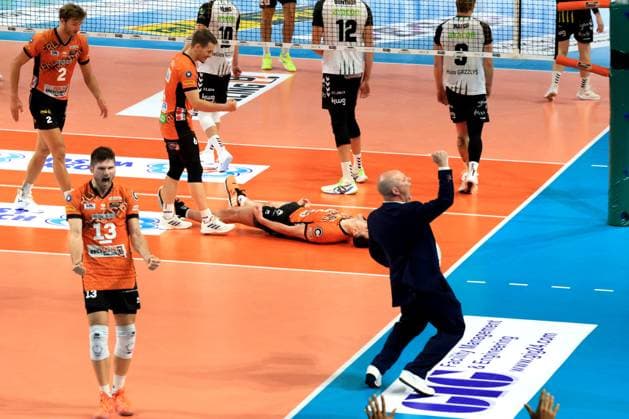 DEU, DVV, 1.VBL, BR Volleys vs. Helios Grizzlys Giesen, 21.09.2024, Max-Schmeling-Halle, Berlin, DEU, DVV, 1.VBL, BR Volleys vs. Helios Grizzlys Giesen, im Bild Trainer Joel Banks (BR Volleys), BR Volleys-Spielerkreis Foto: Juergen Engler nordphoto GmbH