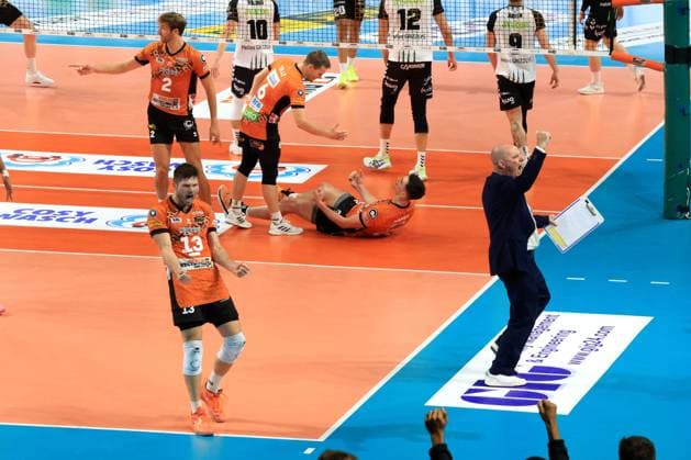DEU, DVV, 1.VBL, BR Volleys vs. Helios Grizzlys Giesen, 21.09.2024, Max-Schmeling-Halle, Berlin, DEU, DVV, 1.VBL, BR Volleys vs. Helios Grizzlys Giesen, im Bild Trainer Joel Banks (BR Volleys), BR Volleys-Spielerkreis Foto: Juergen Engler nordphoto GmbH