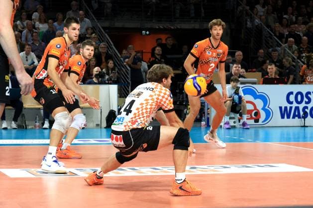 DEU, DVV, 1.VBL, BR Volleys vs. Helios Grizzlys Giesen, 21.09.2024, Max-Schmeling-Halle, Berlin, DEU, DVV, 1.VBL, BR Volleys vs. Helios Grizzlys Giesen, im Bild Ballannahme von Kyle Dagostino (BR Volleys 24), Moritz Reichert (BR Volleys 15), Ruben Schott (BR Volleys 13), Matthew Knigge (BR Volleys 2) Foto: Juergen Engler nordphoto GmbH