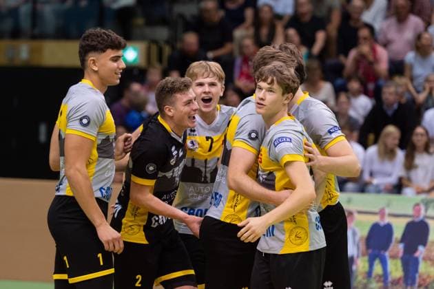 v.li. Tom Strohbach (TSV Grafing, 15), Paul Koch (TSV Grafing, 02), Janik Sambale (TSV Grafing, 07), Simon Miller (TSV Grafing, 18) GER, TV Rottenburg vs TSV Grafing, Volleyball, Herren, 2. Bundesliga, Saison 24 25, 21.09.2024, GER, TV Rottenburg vs TSV Grafing, Volleyball, Herren, 2. Bundesliga, Saison 24 25, 21.09.2024 Rottenburg Copyright: xEibner-Pressefoto WolfgangxFrankx EP_WFK
