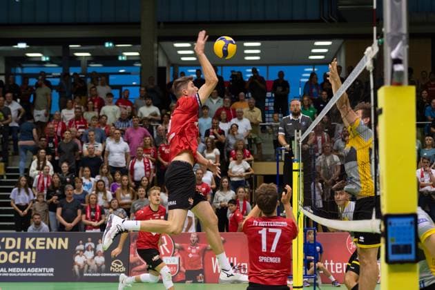 v.li. Maik Traumann (TV Rottenburg, 06), Niklas Trogisch (TSV Grafing, 13) GER, TV Rottenburg vs TSV Grafing, Volleyball, Herren, 2. Bundesliga, Saison 24 25, 21.09.2024, GER, TV Rottenburg vs TSV Grafing, Volleyball, Herren, 2. Bundesliga, Saison 24 25, 21.09.2024 Rottenburg Copyright: xEibner-Pressefoto WolfgangxFrankx EP_WFK