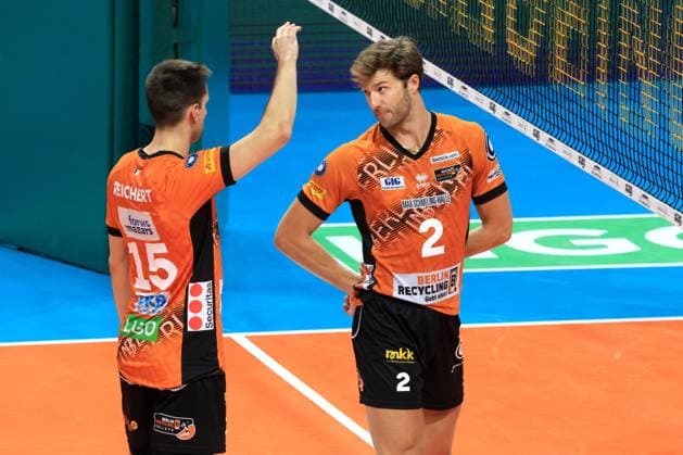 DEU, DVV, 1.VBL, BR Volleys vs. Helios Grizzlys Giesen, 21.09.2024, Max-Schmeling-Halle, Berlin, DEU, DVV, 1.VBL, BR Volleys vs. Helios Grizzlys Giesen, im Bild Moritz Reichert (BR Volleys 15), Matthew Knigge (BR Volleys 2) Foto: Juergen Engler nordphoto GmbH
