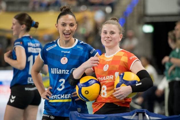 Milana Bozic (Allianz MTV Stuttgart, 03) und Florien Reesink (Allianz MTV Stuttgart, 08), re. GER, Allianz MTV Stuttgart vs. SSC Palmberg Schwerin, Sparda-Bank Supercup 2024, VBL, Spielzeit 2024 2025, 22.09.2024 GER, Allianz MTV Stuttgart vs. SSC Palmberg Schwerin, Sparda-Bank Supercup 2024, VBL, Spielzeit 2024 2025, 22.09.2024 Stuttgart Copyright: xSandyxDinkelackerx EP_SDR