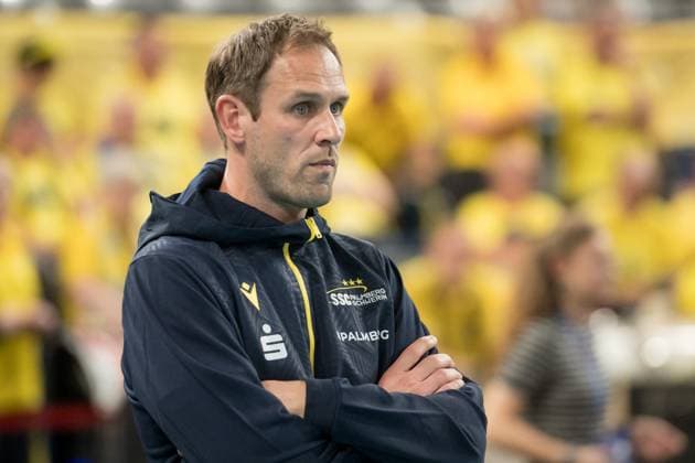Felix Koslowski (Trainer SSC Palmberg Schwerin) - konzentriert GER, Allianz MTV Stuttgart vs. SSC Palmberg Schwerin, Sparda-Bank Supercup 2024, VBL, Spielzeit 2024 2025, 22.09.2024 GER, Allianz MTV Stuttgart vs. SSC Palmberg Schwerin, Sparda-Bank Supercup 2024, VBL, Spielzeit 2024 2025, 22.09.2024 Stuttgart Copyright: xSandyxDinkelackerx EP_SDR