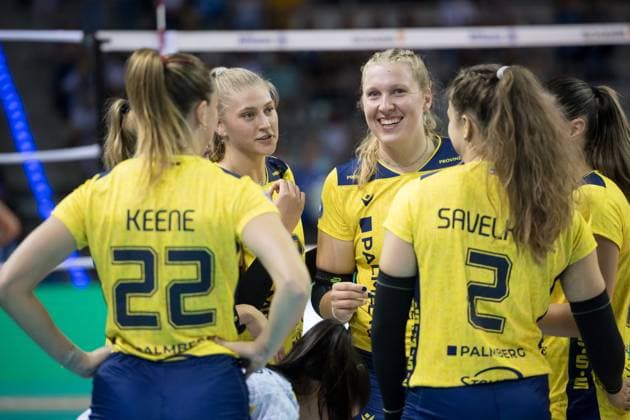 Elles Dambrink (SSC Palmberg Schwerin, 15) und Margaret Ann Wolowicz (SSC Palmberg Schwerin, 07) - Mitte, freuen sich mit Team GER, Allianz MTV Stuttgart vs. SSC Palmberg Schwerin, Sparda-Bank Supercup 2024, VBL, Spielzeit 2024 2025, 22.09.2024 GER, Allianz MTV Stuttgart vs. SSC Palmberg Schwerin, Sparda-Bank Supercup 2024, VBL, Spielzeit 2024 2025, 22.09.2024 Stuttgart Copyright: xSandyxDinkelackerx EP_SDR