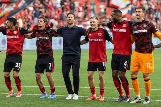von links: Exequiel Palacios (Bayer 04 Leverkusen, 25), Jonas Hofmann (Bayer 04 Leverkusen, 7), Xabi Alonso (Bayer 04 Leverkusen, Cheftrainer), Florian Wirtz (Bayer 04 Leverkusen, 10), Jonathan Tah (Bayer 04 Leverkusen, 4) und Matej Kovar (Bayer 04 Leverkusen, 17) feiern den Sieg nach Abpfiff vor den Fans. Leverkusen, Fussball 1.Bundesliga 4. Spieltag, Spieltag 4, Bayer 04 Leverkusen - VfL Wolfsburg, 22.09.2024, BayArena, Leverkusen. DFL regulations prohibit any use of photographs as image sequences and or quasi-video Â