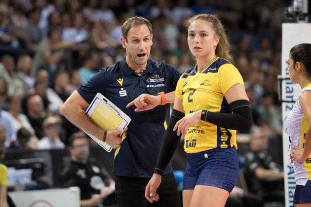 Felix Koslowski (Trainer SSC Palmberg Schwerin) mit Fleur Savelkoel (SSC Palmberg Schwerin, 02) GER, Allianz MTV Stuttgart vs. SSC Palmberg Schwerin, Sparda-Bank Supercup 2024, VBL, Spielzeit 2024 2025, 22.09.2024 GER, Allianz MTV Stuttgart vs. SSC Palmberg Schwerin, Sparda-Bank Supercup 2024, VBL, Spielzeit 2024 2025, 22.09.2024 Stuttgart Copyright: xSandyxDinkelackerx EP_SDR
