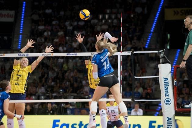 Kelsey Veltmann (Allianz MTV Stuttgart, 14) vs. Margaret Ann Wolowicz (SSC Palmberg Schwerin, 07) GER, Allianz MTV Stuttgart vs. SSC Palmberg Schwerin, Sparda-Bank Supercup 2024, VBL, Spielzeit 2024 2025, 22.09.2024 GER, Allianz MTV Stuttgart vs. SSC Palmberg Schwerin, Sparda-Bank Supercup 2024, VBL, Spielzeit 2024 2025, 22.09.2024 Stuttgart Copyright: xSandyxDinkelackerx EP_SDR
