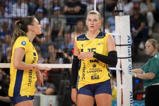 Elles Dambrink (SSC Palmberg Schwerin, 15) - nachdenklich GER, Allianz MTV Stuttgart vs. SSC Palmberg Schwerin, Sparda-Bank Supercup 2024, VBL, Spielzeit 2024 2025, 22.09.2024 GER, Allianz MTV Stuttgart vs. SSC Palmberg Schwerin, Sparda-Bank Supercup 2024, VBL, Spielzeit 2024 2025, 22.09.2024 Stuttgart Copyright: xSandyxDinkelackerx EP_SDR