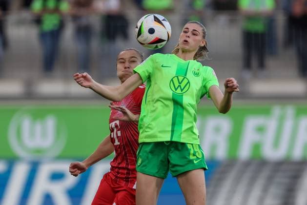 v.li.: Sylwia Matysik (1. FC Köln, 20) und Jule Brand (VfL Wolfsburg, 29) im Zweikampf, Duell, Dynamik, Aktion, Action, Spielszene, DIE DFB-RICHTLINIEN UNTERSAGEN JEGLICHE NUTZUNG VON FOTOS ALS SEQUENZBILDER UND ODER VIDEOÄHNLICHE FOTOSTRECKEN. DFB REGULATIONS PROHIBIT ANY USE OF PHOTOGRAPHS AS IMAGE SEQUENCES AND OR QUASI-VIDEO., 22.09.2024, Wolfsburg (Deutschland), Fussball, Google Pixel Frauen-Bundesliga, VfL Wolfsburg - 1. FC Köln xobx
